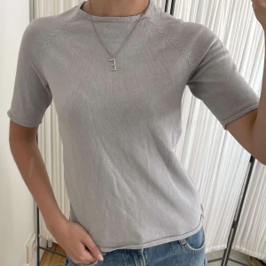 Stickad T-shirt - Superfin ljusgrå finstickad T-shirt från HM 💕 Aldrig använd så i nyskick. OBS: frakt tillkommer! 🎀