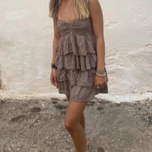 Rosa volangklänning - Säljer denna fina volangklänning som inte kommit till användning