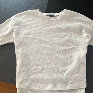 Vit finstickad tröja - Jätte fin vit finstickad tröja, knappt använd, köpt i London Storlek medium men passar fint som oversized S💗💗