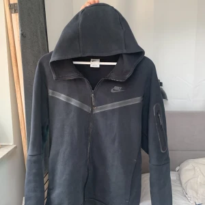 Nike tech - Intressekoll! Säljer antingen denna eller byter mot en storlek mindre 💕 Fick hem den i för stor storlek så har aldrig kommit till användning. Jättefint skick. Ingen retur❤️ 
