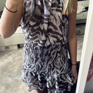 Zara klänning🦓 - Helt oanvänd Zaraklänning! Passar både på sommaren och när man ska vara uppklädd. Nypris 45 euro. Storlek M men passar mig perfekt som är S Möter både upp och fraktar. Köp direkt kan användas❤️🦓🦓