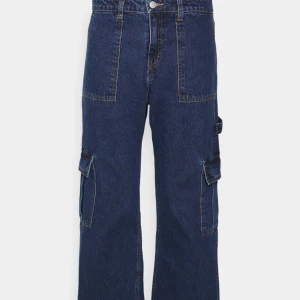 Cargo jeans  - Knappt använda. Storleken är w29 l32/34. Nypris 500kr.
