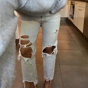 Ljusa slitna jeans som tyvärr inte kommer till användning