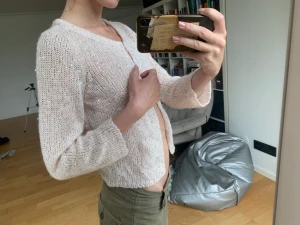 Kofta - Glittrig stickad kofta med trekvarts ärmar.