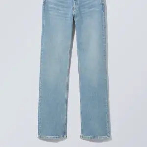 Säljer mina fina jeans från weekday, använda 2 gånger säljer för de inte kommer till användning 🫶🏻