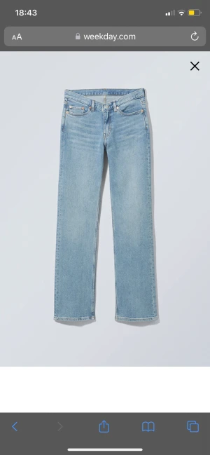 Mid rise jeans - Säljer mina fina jeans från weekday, använda 2 gånger säljer för de inte kommer till användning 🫶🏻