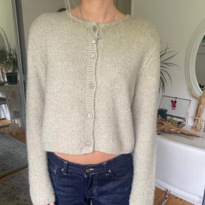 Stickad kofta - Superfin ljusgrön stickad kofta från Zara! Bra skick🌸 frakt tillkommer