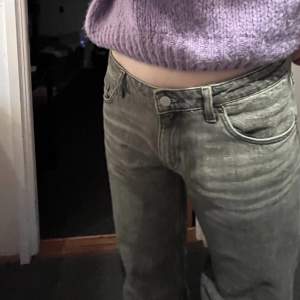 De populära lågmidjade jeansen från Weekday i den perfekta gråa färgen!! 💓🌟 Sitter perfekt lågmidjat. Har tagit knappen över första hällan om man inte vill att de ska sitta mer loose 🫶 Köpta för ca 600kr. Skriv vid frågor mm. Lånade bilder 🥰