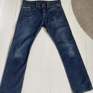 Replay blue Jeans - Tja! Säljer ett par jätte fina Replay blue jeans, modellen är väldigt lik anbass, typ exakt Anbass, dom är i 9/10 skick det ända dåliga är att det är märke vid fickorna. Annars 10/10 skick. Hör av er vid frågor eller liknande!