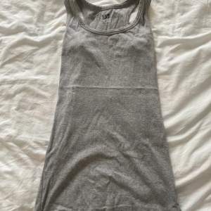 Långt grått linne från lager 157. Med brottarrygg. 🥰