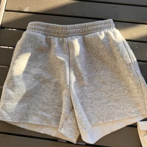 Shorts  - Mjukisshorts strl M, använda en kort period så i jättebra skick, inga skavanker. Kan fixa fler bilder om så önskas 🌸