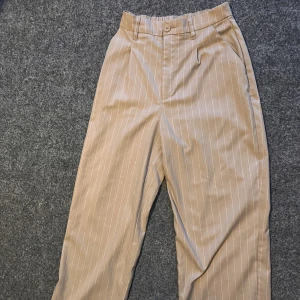 Kostymbyxor - Kostymbyxor som är sparsamt använda, finns inga skavanker. Strl 36
