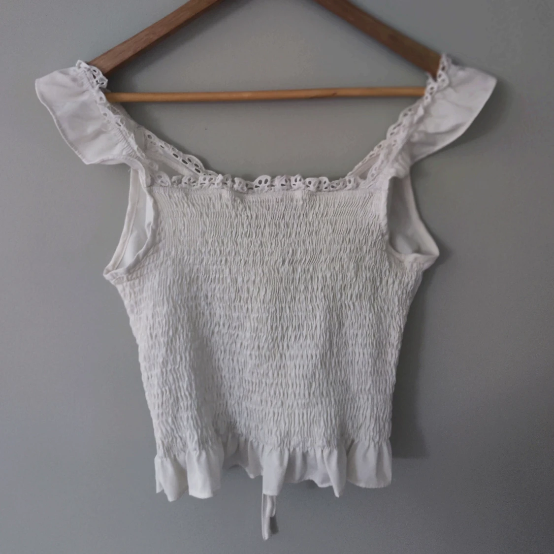 Vit topp med volanger - 90