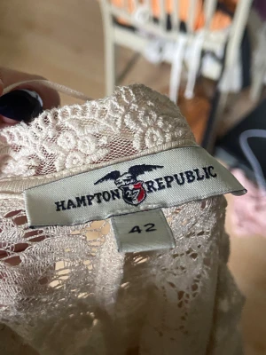 Klänning - en beige aktig klänning från hampton republic  har används några gånger stl 42 dam