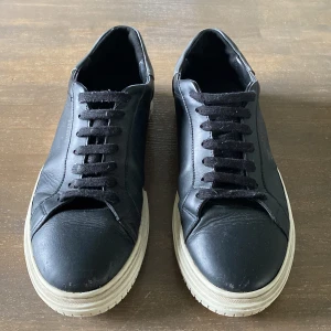 Axel Arigato - Ngt sliten inne i skonen vid hälen, samt lite nött frampå. Men med lite skokräm så blir det bra. Strl 44 = 28 cm Skick 7/10 Exkl. påse/kartong 