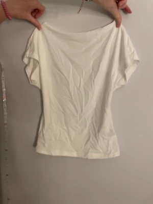 Rygglös tröja - Säljer denna rygglösa tröja från shein, då den inte kommer till andvädning. Har endast testat den, och den är i mycket bra skick! Köpt för 70kr