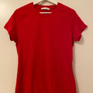 Röd t-shirt med hög ringning från SamsoeSamsoe. Storlek S. Sällan använd, köpt i Köpenhamn. 