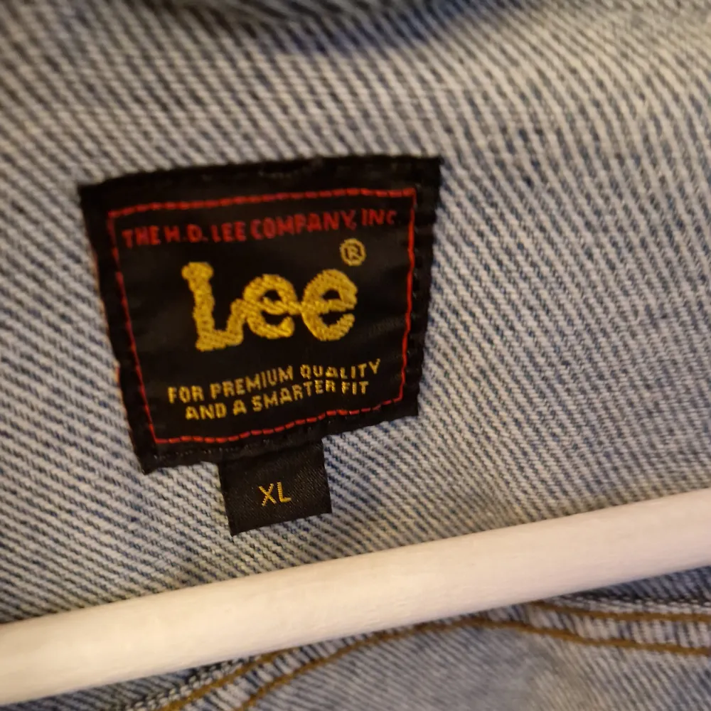 Säljer min jeansjacka från Lee i XL. Den är i jätte bra skick med ett stort tryck på ryggen. . Jackor.