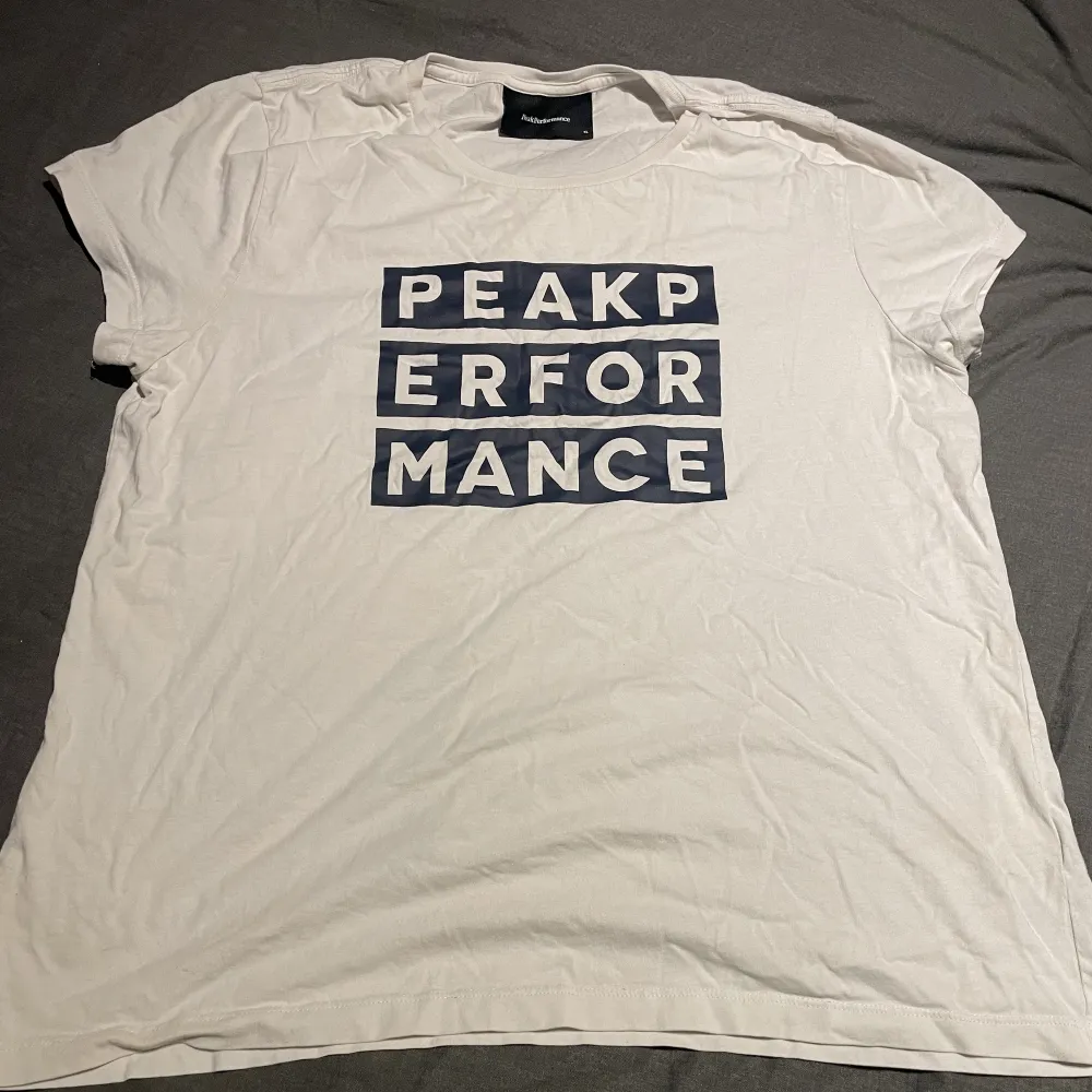 Tja säljer vit T-shirt från Peak. Använd några gånger och bra skick!. T-shirts.