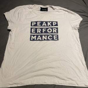Tja säljer vit T-shirt från Peak. Använd några gånger och bra skick!