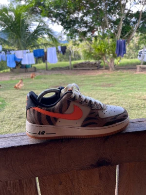 Dakatari Air Force 1 low - Ett par unika skor som jag köpte i USA. Väljer nu med att sälja de för att jag inte längre tycker om de. Varann är i bra skick dock lite creasade och lite missfärgning.  