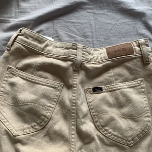 Lee jeans  - Jätte sköna jeans som sitter bra och så gott som nya. Dock inte min stil längre😊