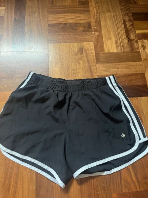 Adidas shorts  - Träningsshorts från adidas  S 4” 