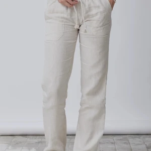 Linnebyxor från Skagen Clothing - Ett par linnebyxor i storlek M från Skagen clothing.  Endast använda och tvättade en gång. Inköpspris 799kr.  Jag skulle säga att detta passar en S och inte M🥰  Säljer pga att det var för liten storlek och gick inte att returnera.   