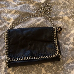 Tiamo väska  - Säljer min Tiamo väska då jag tyvärr inte använder den länge🩷 Lite trasig på innerfacket och säljer därför billigare