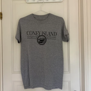 Vintage tröja - T-shirt med tryck som jag köpt second hand, går inte att se storleken men skulle säga att den är en s