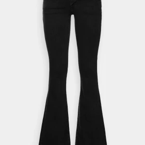 Lågmidjade jeans  - Lågmidjade utsvängda jeans med slits från ONLY. Midja rakt över: 33cm. Innerben: 84cm. Materialet är stretchigt💗Skriv till mig om du har frågor❤️