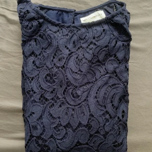 Tröja - Liten i storleken🫶🏼Skriv om du vill ha mer bilder eller någon annan fråga!