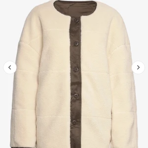 Jacka Teddy Samsoe  - Säljer en iprincip ny jacka från samsoe samsoe. Den är i teddy-material men går att vända så att det är en brun jacka istället.  Perfekt till hösten och vintern. Säljer pga flytt så priset går att diskutera. Nypris ca 1500 kr. Storlek XS, passar XS-M.