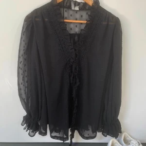 Blus - Jag säljer min svarta blus, den är lite genomskinlig och passar även bra till fest