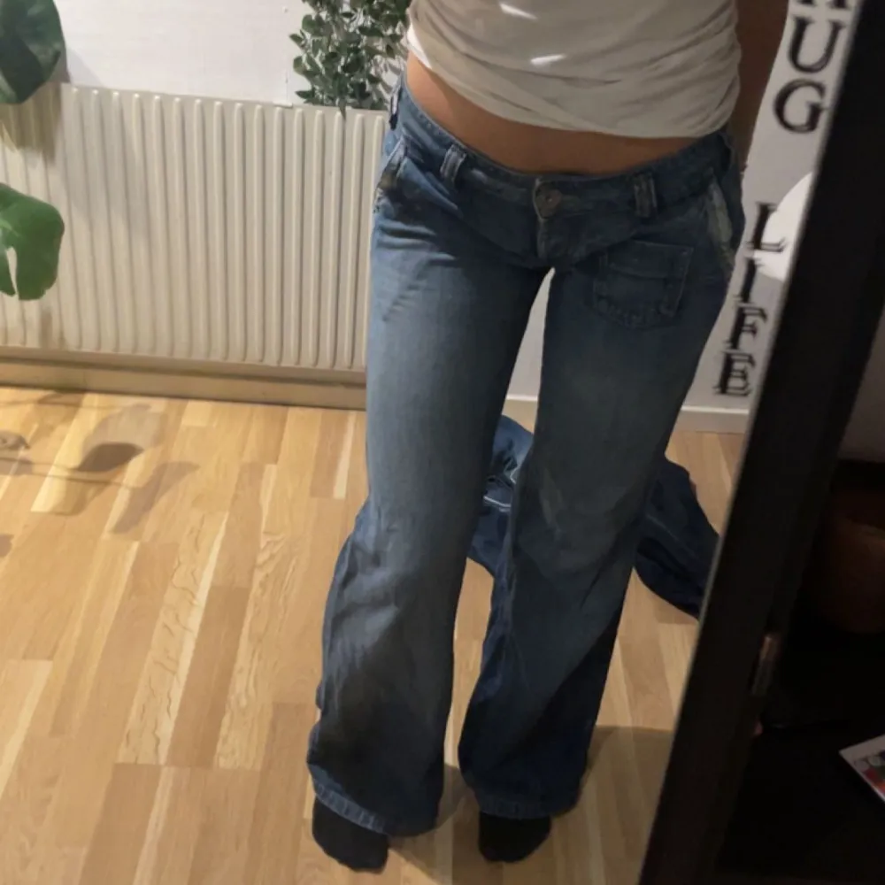 säljer dessa väldigt lågmidjade jeans från vero moda då de inte är min stil längre. köpta för väldigt längesen💞 midjemåttet är 38 och innerbenslängden är 78 cm💞💞skriv för fler bilder. Jeans & Byxor.