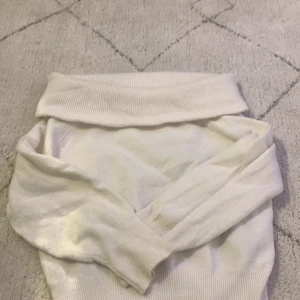 Off shoulder tröja - Säljer denna off shoulder tröjan från hm❤️