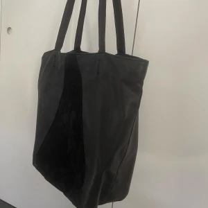 väska - perfekt skolväska gjord av läder och mocka. en mapp och laptop av samma storlek passar in.