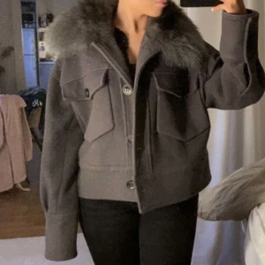 Meotine jacka - Säljer min gråa Meotine jacka. Några knappar som sitter löst men går lätt att sy, annars jätte fint skick. Priset går att diskutera vid snabbköp.