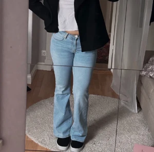 lågmidjade jeans boot - jättefina lågmidjade jeans från Gina tricot!🥰 de är flare/bootcut! favoriter och säljas inte längre 🤗 nypris:600kr o säljer för 299kr‼️TRYCK EJ PÅ KÖP NU‼️