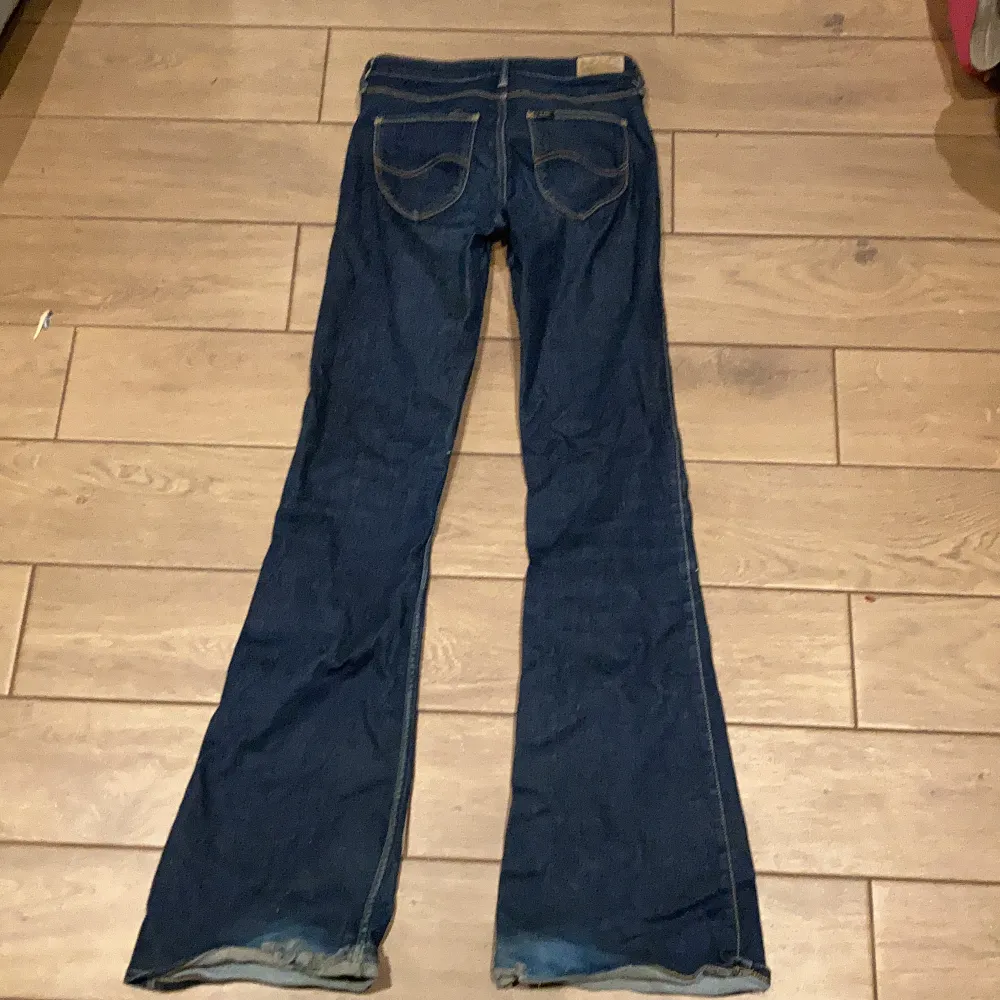 Hej de här är ett par jätte fina bootcut jeans som inte kommer till användning. . Jeans & Byxor.