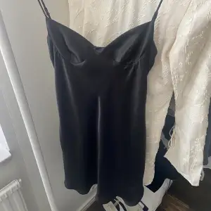 Säljer denna fina klänning ifrån Zara då den inte längre kommer till användning
