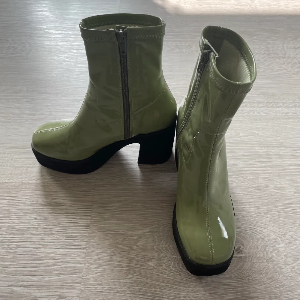 Fina gröna boots med klack och platform från Princess Polly💚 Använda en gång superbra skick storlek 37💞. Skor.