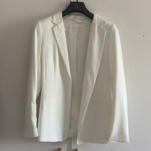 Kavaj  - Kavajen är från H&M, bra skick och ha använts en gång 