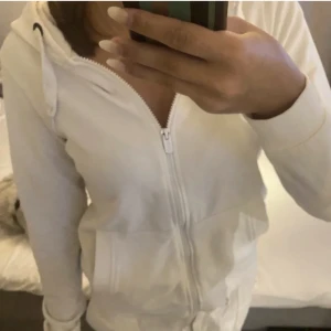 Vit sweatshirt  - Vit sweatshirt som tyvärr har en liten defekt på dragkedjan. 💓