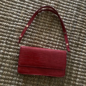 Röd väska - Säljer denna väskan från Mango då den inte kommer till användning❤️den har inga defekter och är som ny.  Skriv för fler bilder eller om du har något frågor.🤗❤️