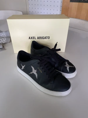 Arigato skor - Säljer mina nästan helt nya arigato skor pågrund av fel storlek. Använda ca 3 gånger. Låda, påse finns kvar. Nypris 2600