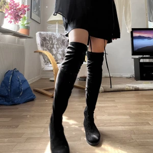 Svarta kneeboots  - Svarta kneeboots i storlek 38. De är ifrån din sko/skopunkten. Använda en kort tid och stått i garderoben för länge. Jag är 165 och på mig går dom ovanför knäna, små slitning fram, se bild🖤