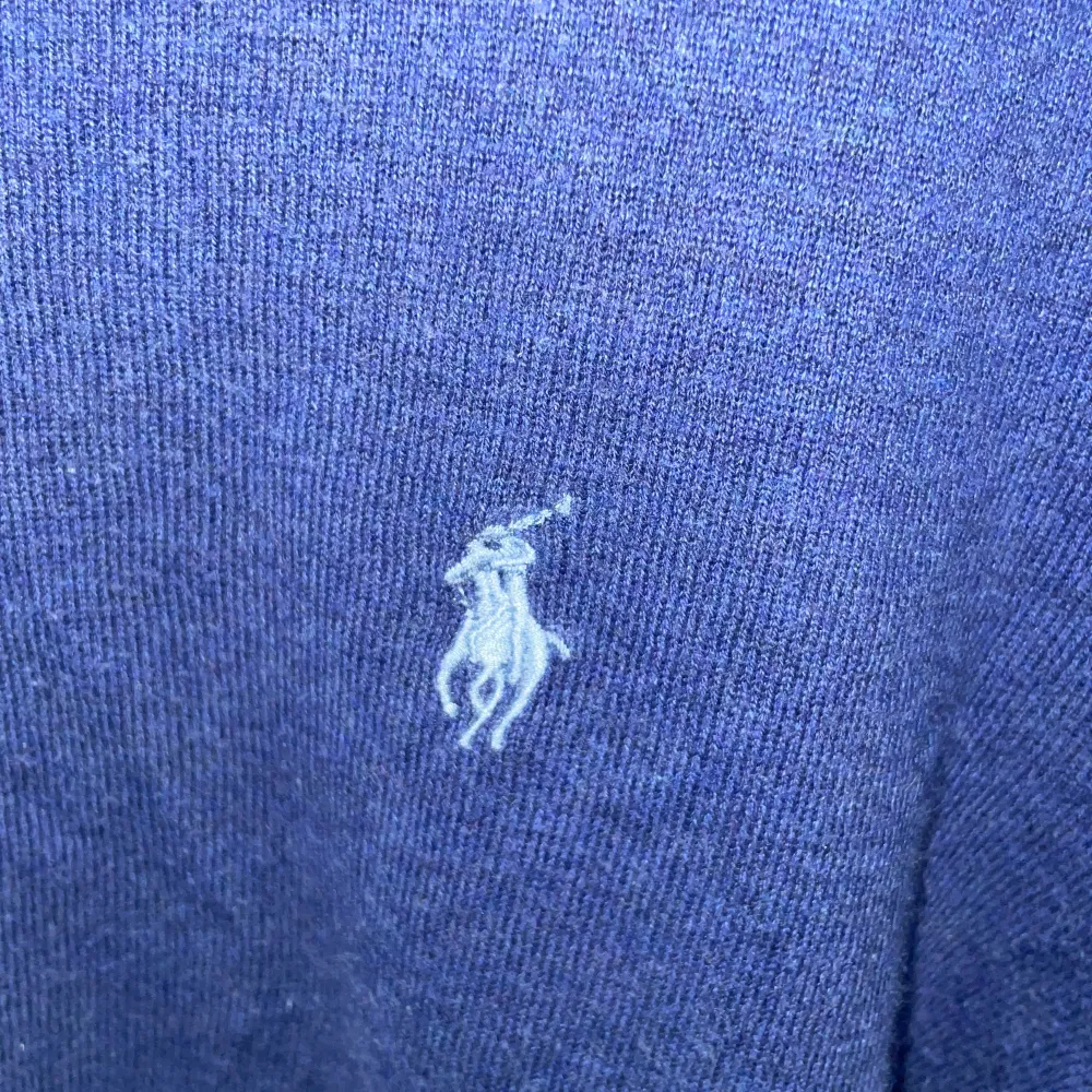 Säljer nu min Ralph lauren tröja eftersom den inte kommer till användning, Nypris 1100. Tröjor & Koftor.