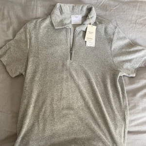 Halfzip Piké  - Säljer denna helt oanvända Halfzip Pikén i frotté liknande material till reducerat pris. Lapprna finns fortfarande kvar på plagget som är från Mango. Pris kan diskuteras vid visat intresse.