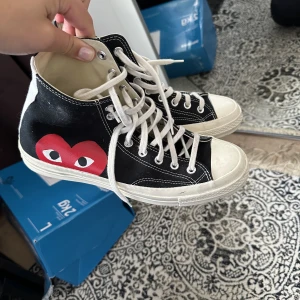 Converse comme des garcons  - Converse comme des garcons storlek 42,5. Använda några få gånger, nyskick. Nypris 1650kr. Pris kan diskuteras vid snabb affär.   